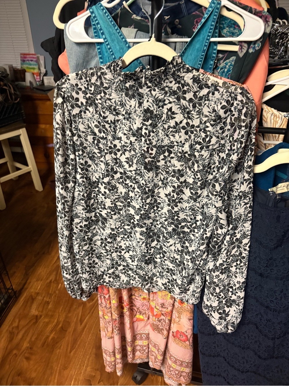 Guess Black and White Floral Ruffled Neck Blouse size small, EUC - Picture 4 of 4